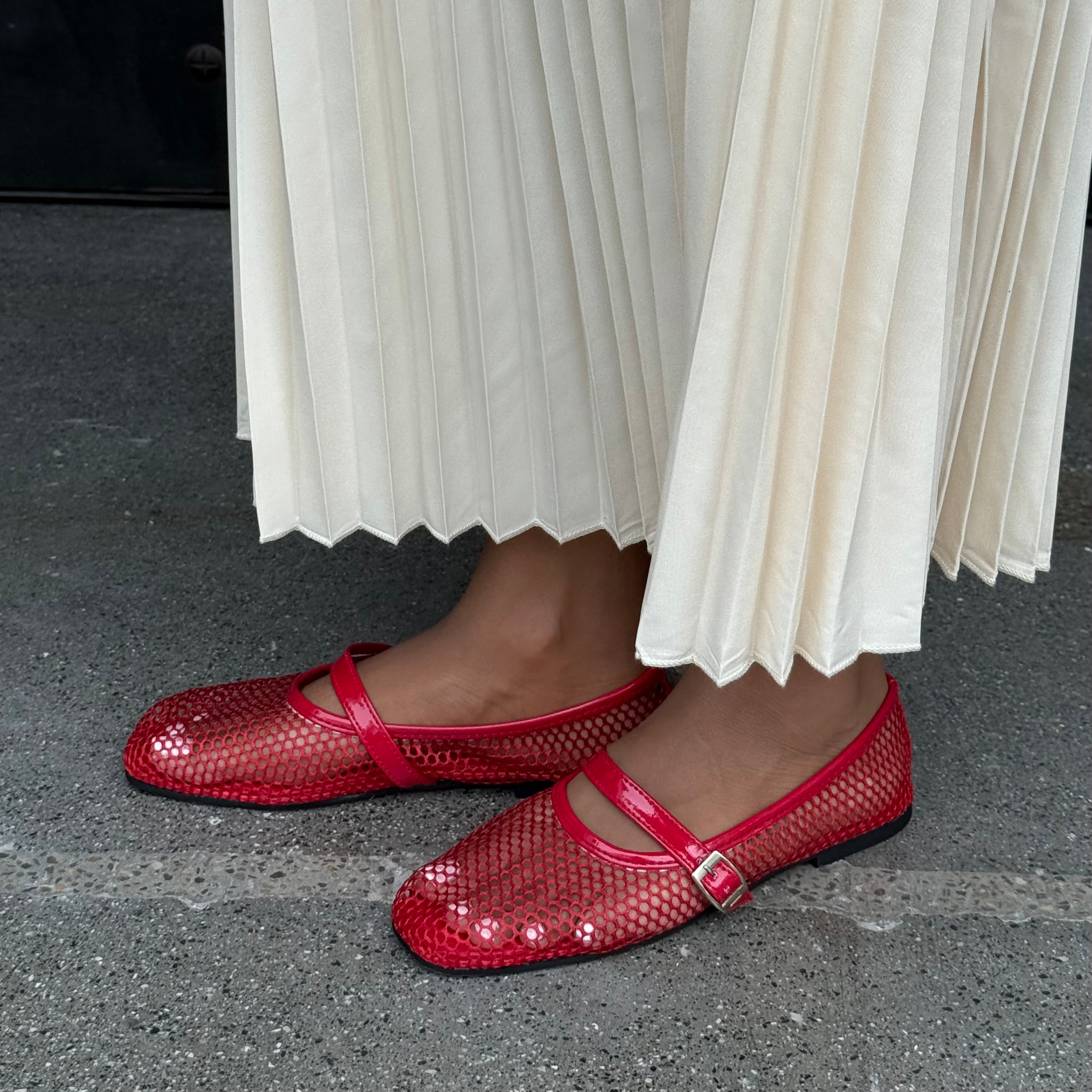 RED MESH FLATS