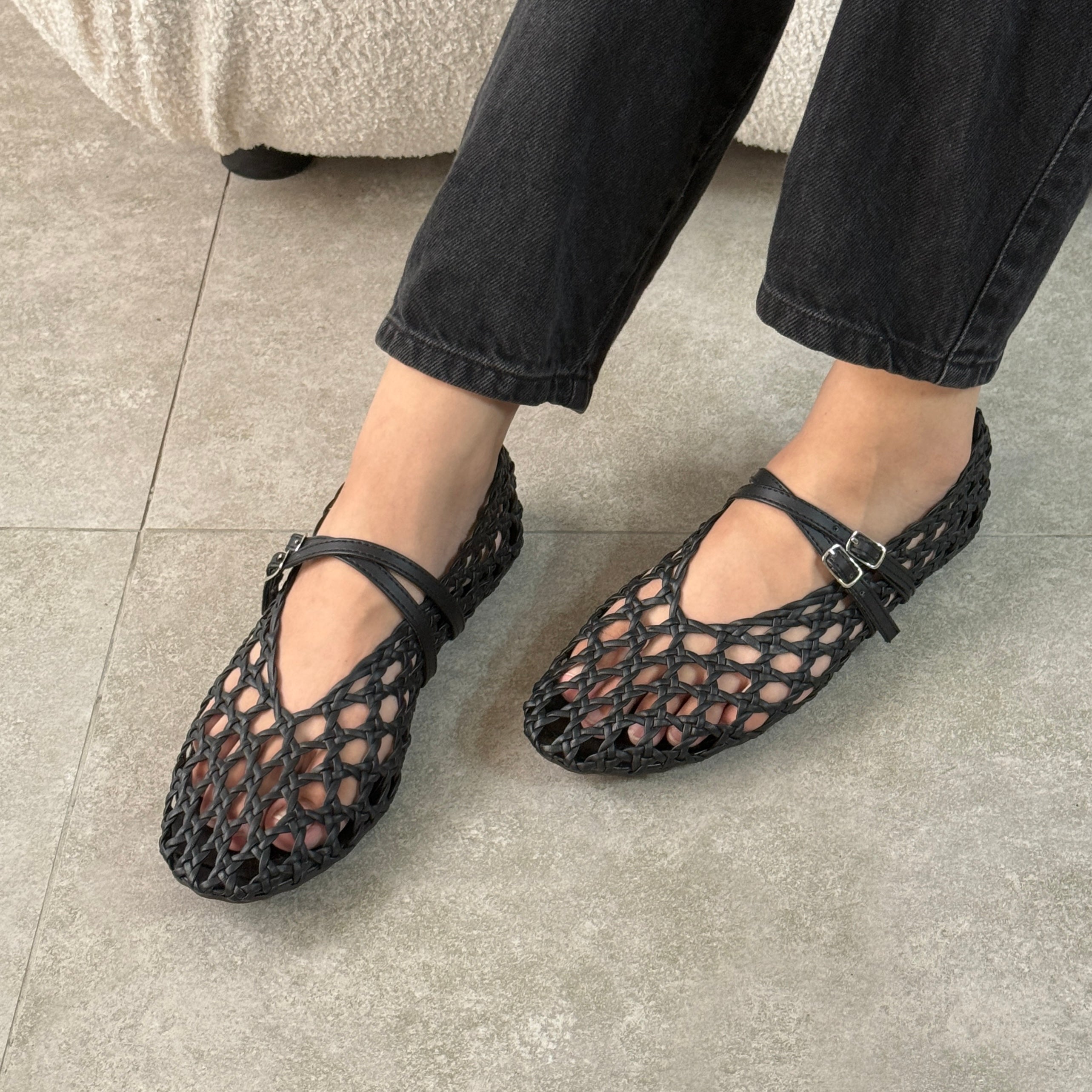 BLACK WOVEN FLATS