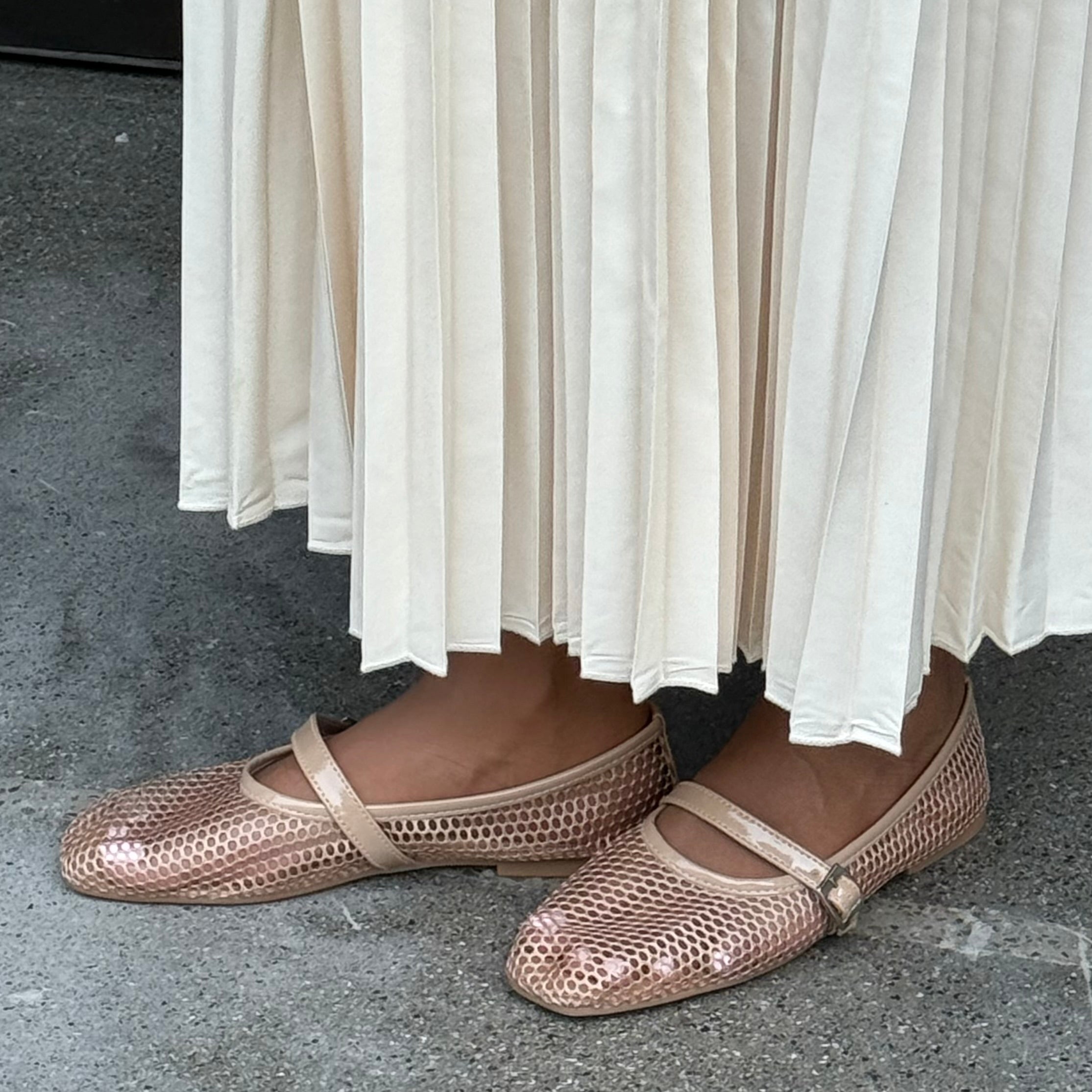 BEIGE MESH FLATS