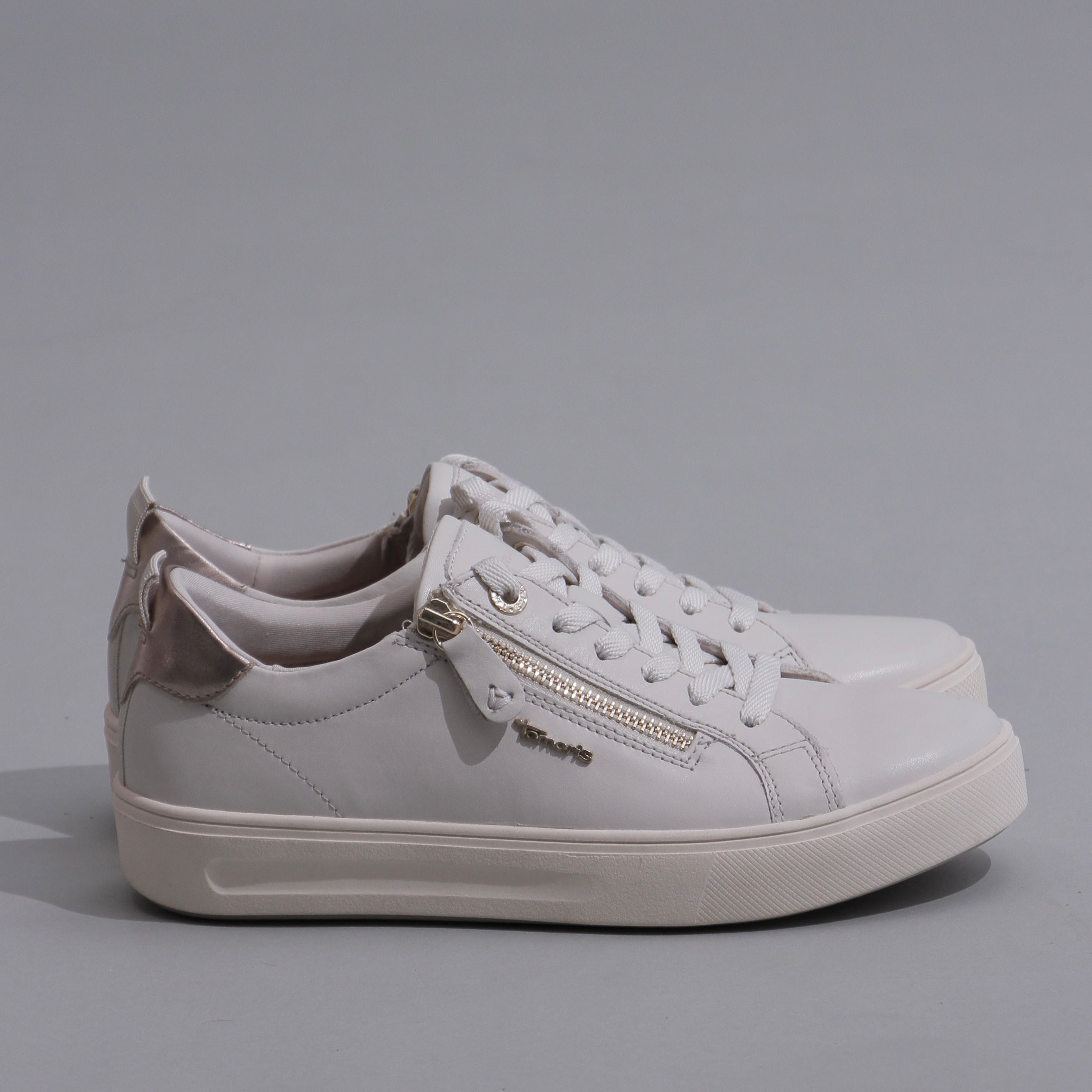 Comfort fit white sneakers