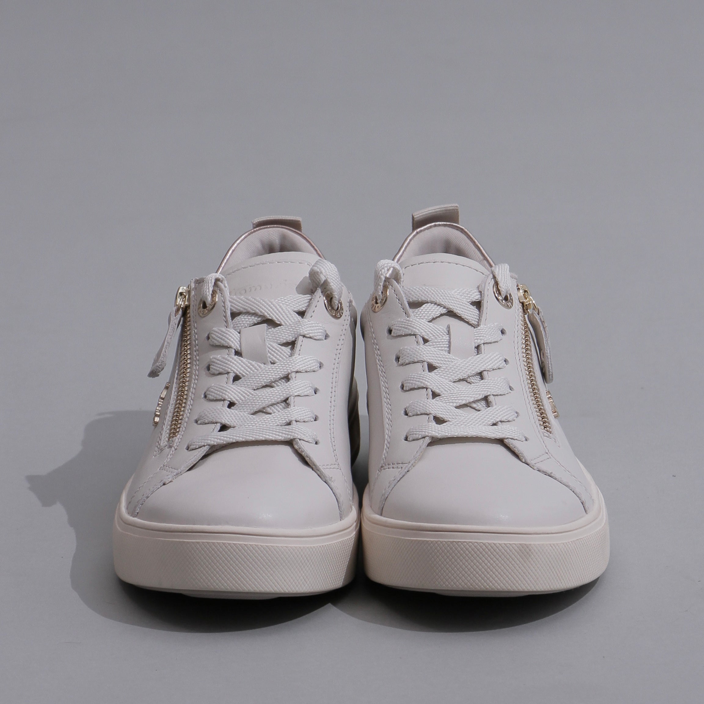 Comfort fit white sneakers