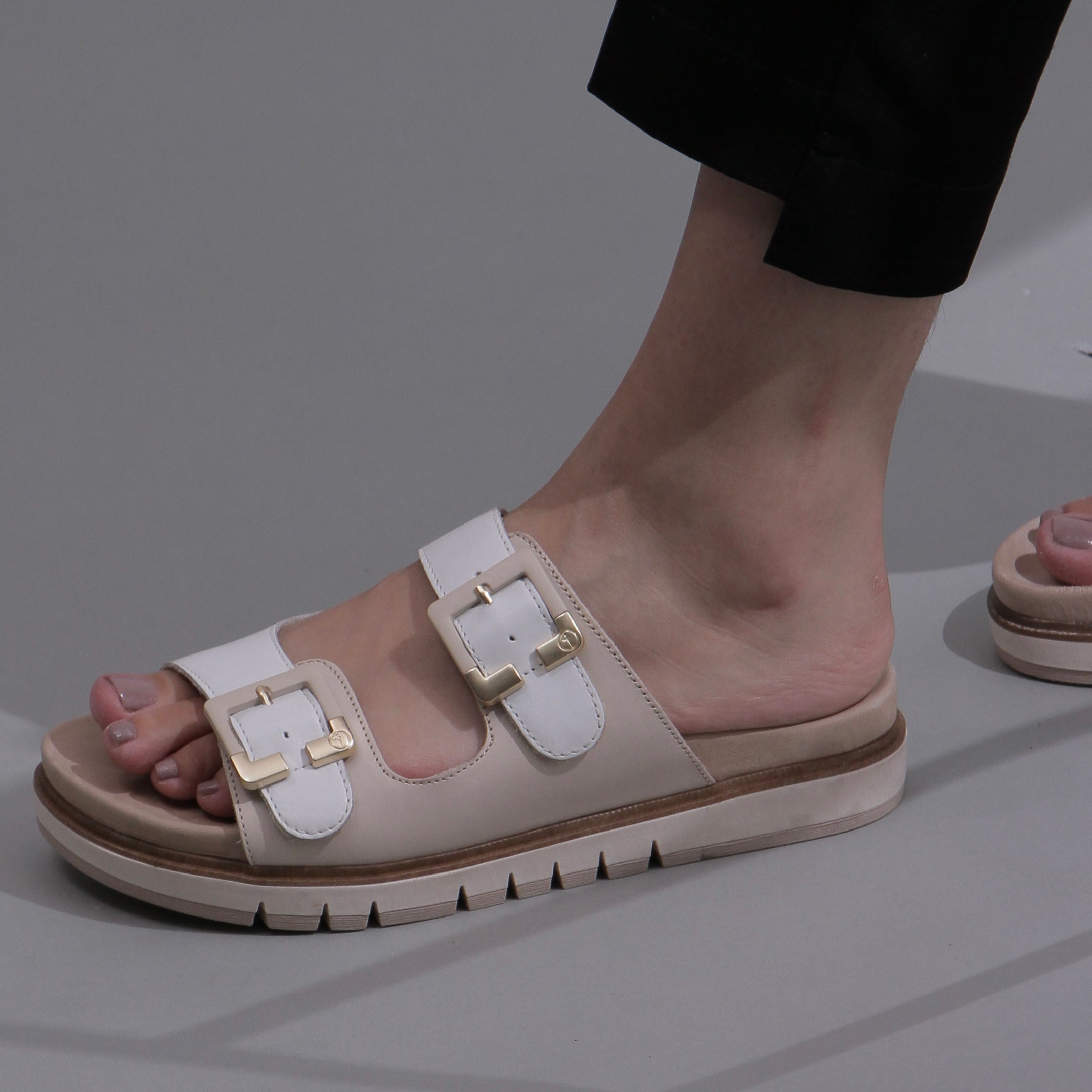 White beige belted cloud sliders