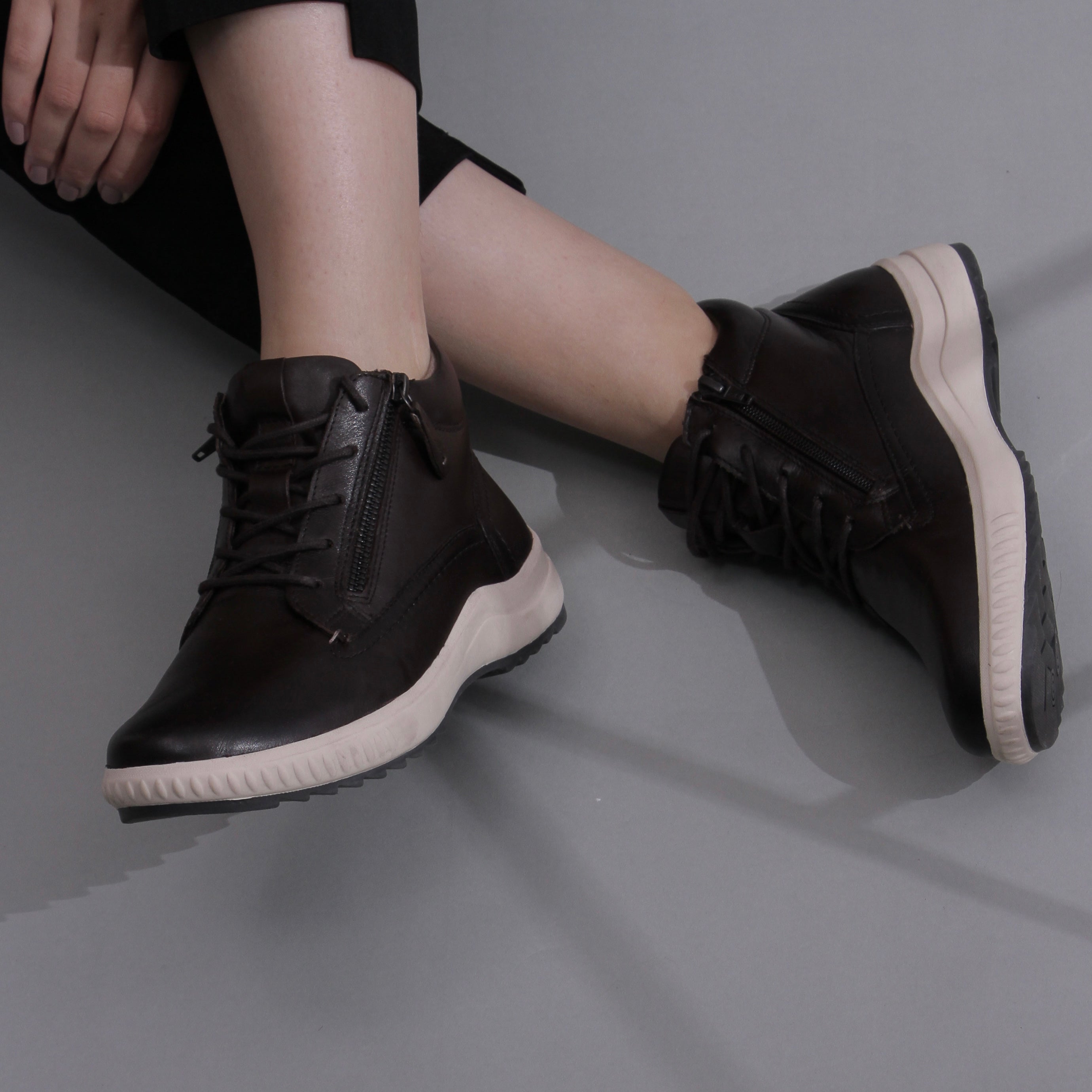 Unisex black brown comfort fit sneakers