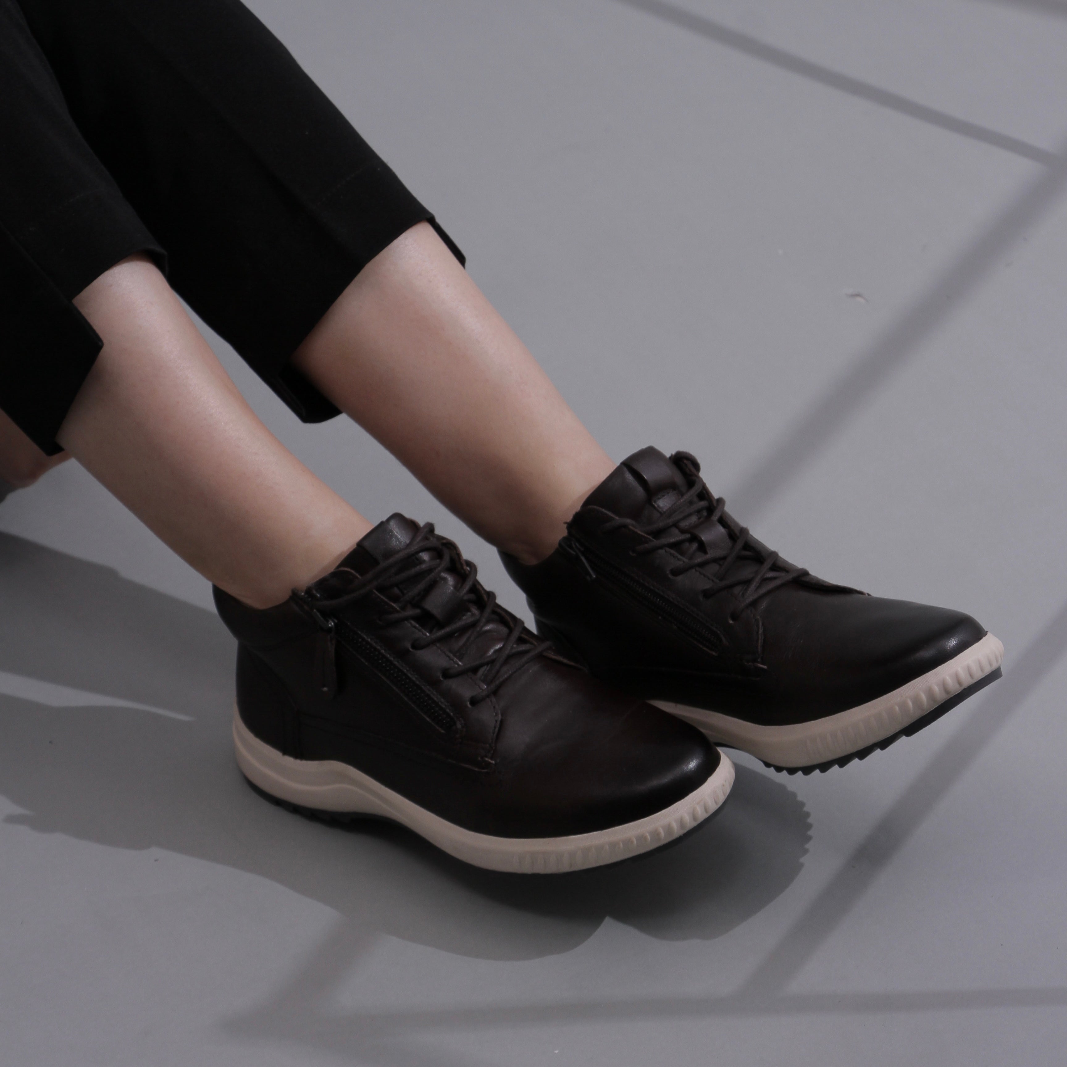 Unisex black brown comfort fit sneakers