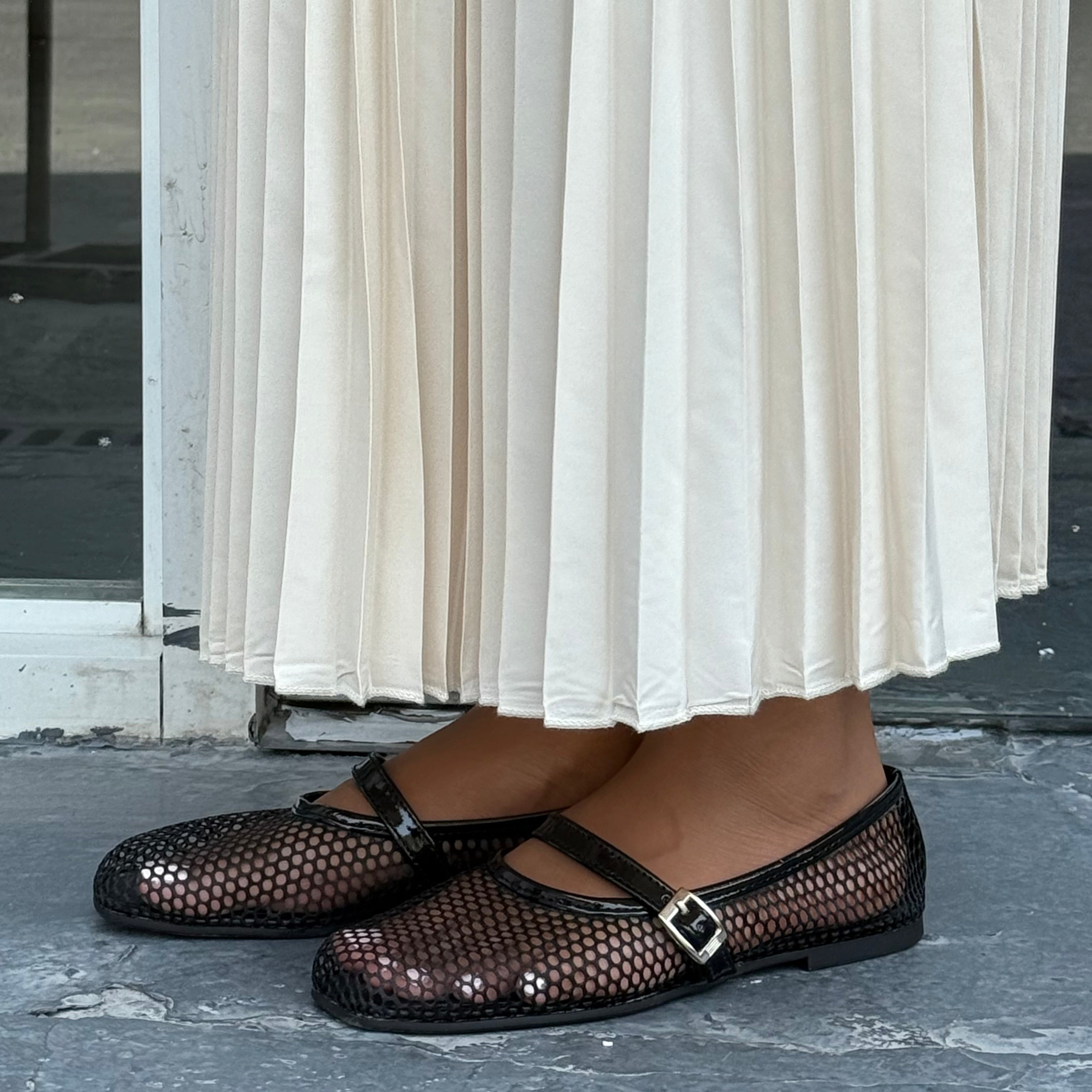 BLACK MESH FLATS