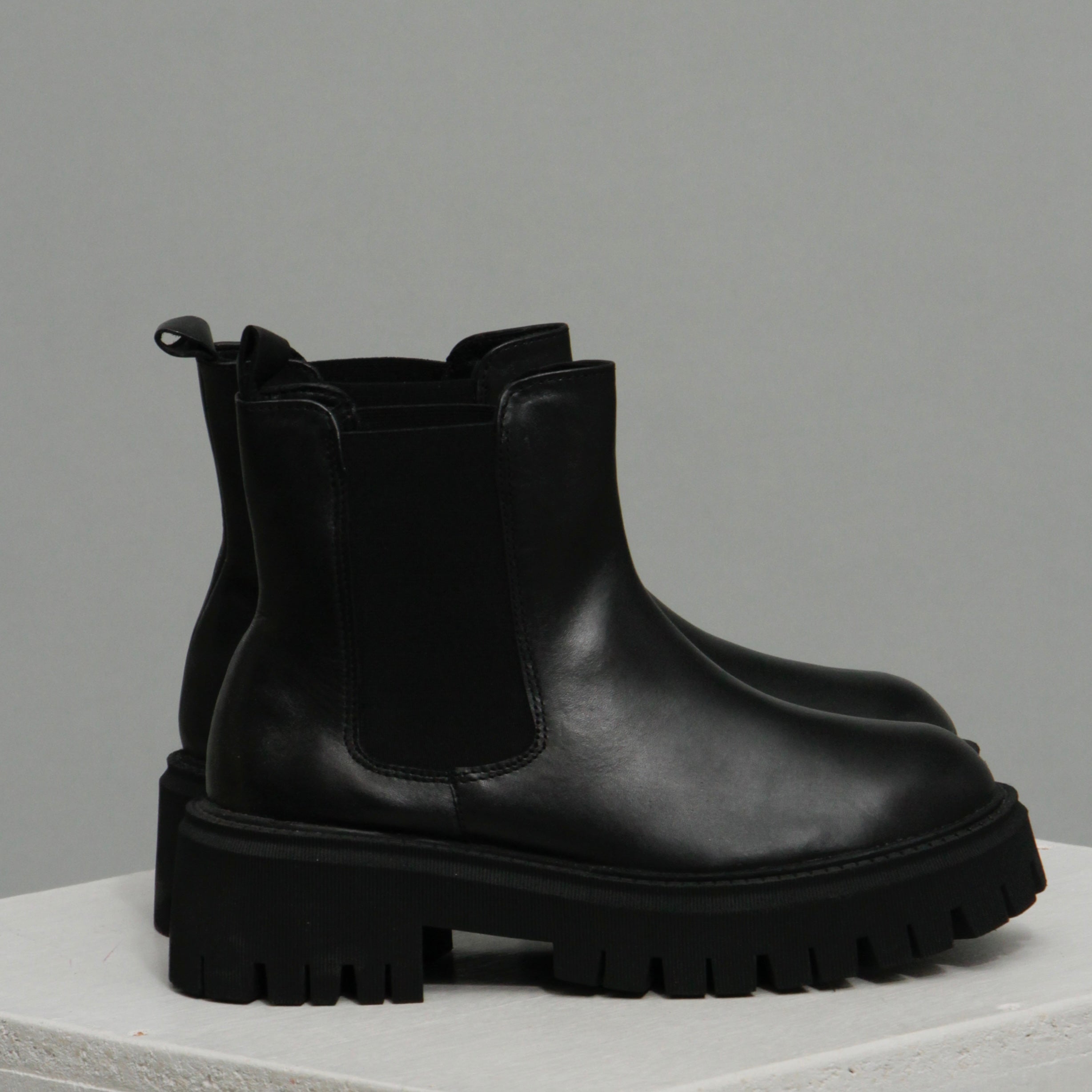 Light weight chunky chelsea boots