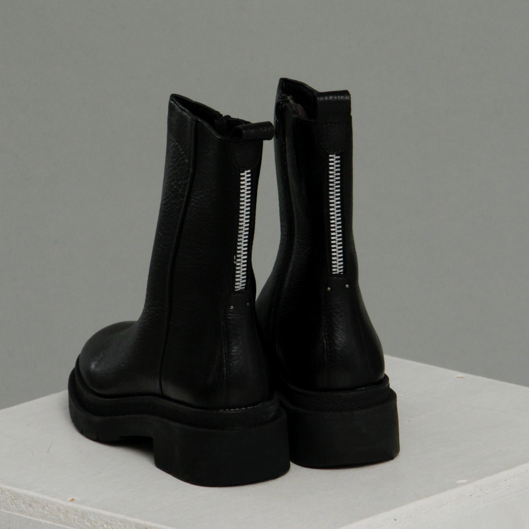 Midi jet black zipper boots