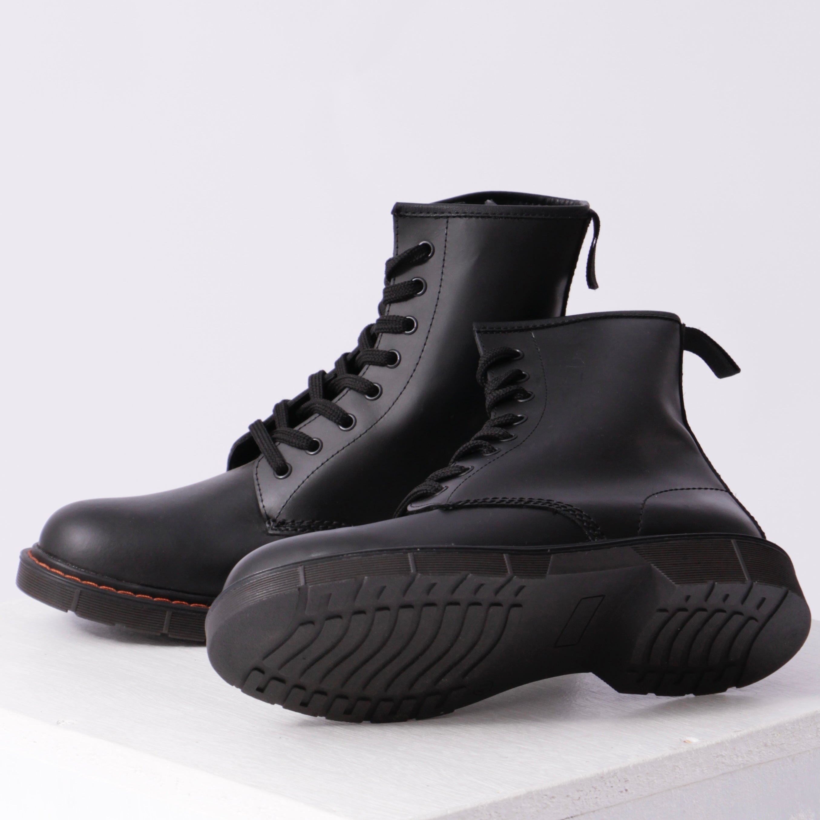 Trendy marten matte flat boots