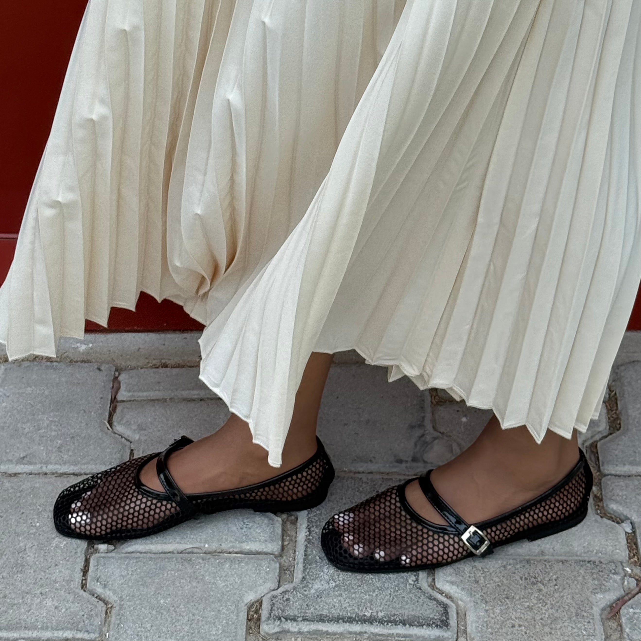 BLACK MESH FLATS